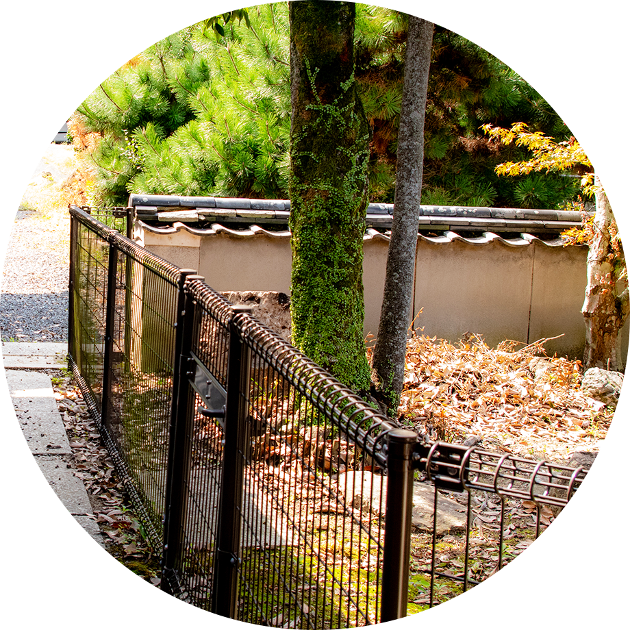 屋外に柵付きのお庭あり